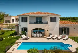 Beautiful 3-Bedroom House with Pool and Sea View